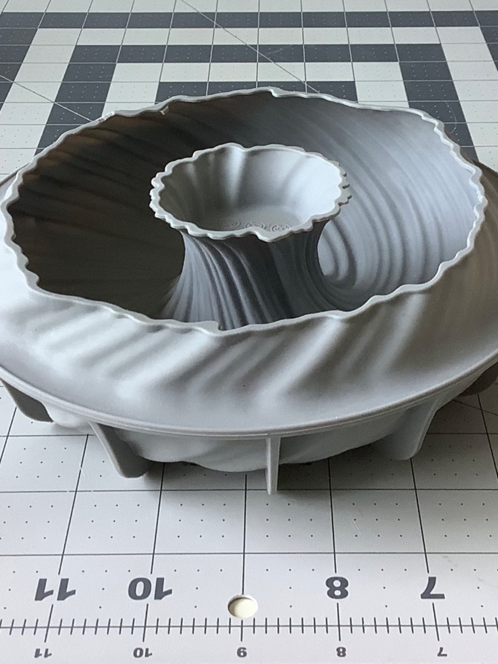 Silicone Spiral Bundt Cake Mold Swirl Baking Pan 3D Nonstick Gray
